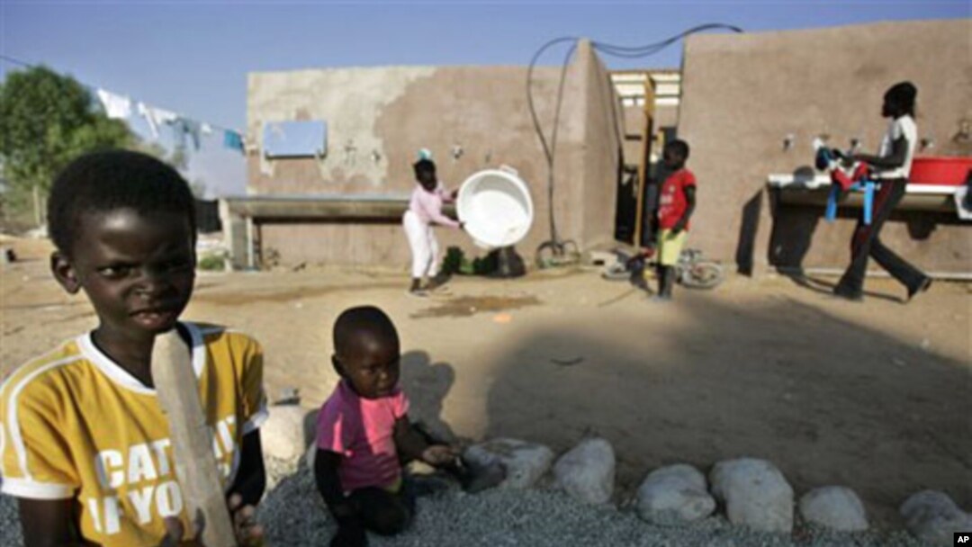 Children of African migrants that have crossed into Israel from Egypt (file photo)