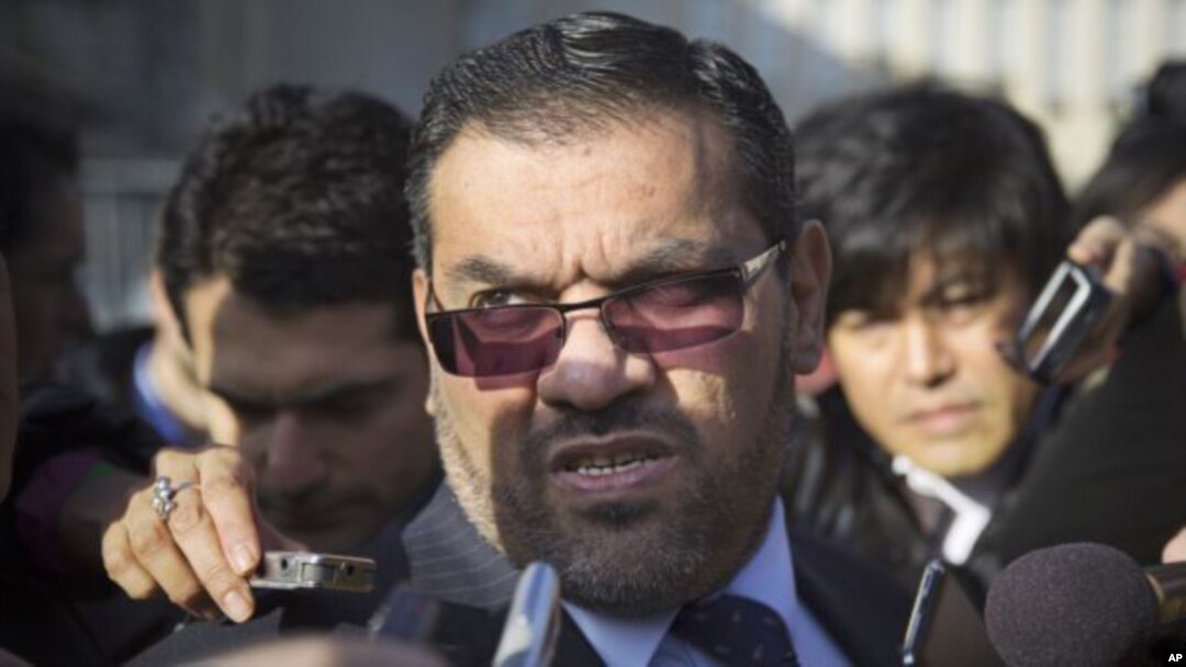 Anas al-Abdeh, uno de los participantes en la reunión por la oposición siria, habla con la prensa en Ginebra.
