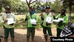 Melting Pot Community menyalurkan bantuan berupa lunch box ke para penggali kubur di TPU Pondok Ranggon 17 April lalu (foto: courtesy). 