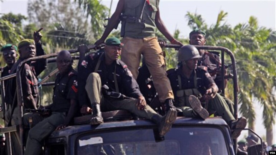 Sekelompok tentara Nigeria berpatroli memantau keamanan dengan truk (foto: dok).