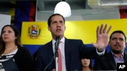 El líder opositor venezolano y autoproclamado presidente encargado Juan Guaido ofrece una conferencia de prensa en Caracas, Venezuela, el lunes 17 de junio de 2019. (AP Foto/Ariana Cubillos)