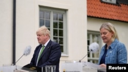 보리스 존슨 영국 총리(왼쪽)와 마그달레나 안데르손 스웨덴 총리가 11일 스웨덴 스톡홀름 근교에서 회담에 이어 공동 기자회견을 했다.