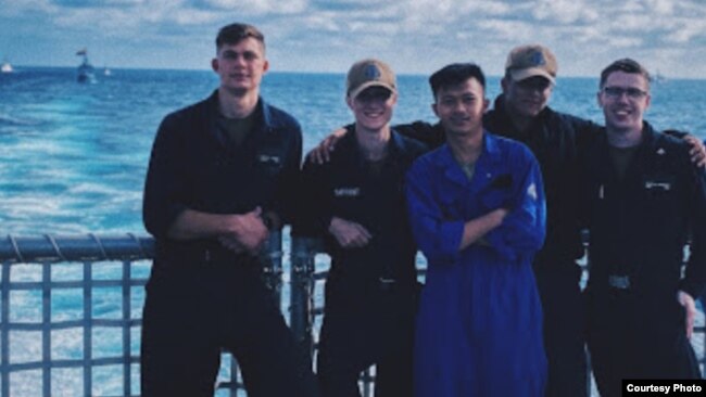 Jovan Zachary Winarno (tengah) saat sedang tugas berlayar (dok: Jovan)