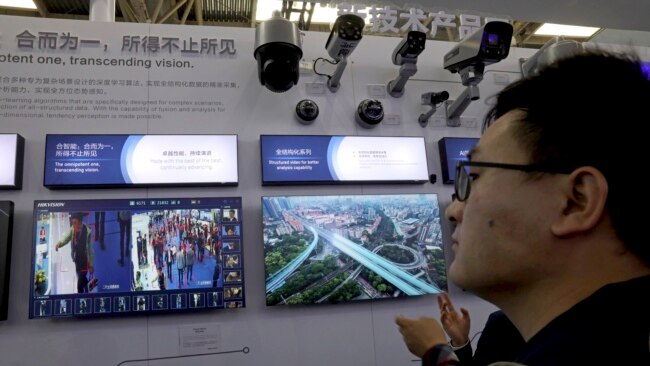 在北京举行的2018中国安全博览会上，一名男子在显示器上查看来自监控设备制造商海康威视的技术(10月23日)。