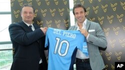 Mantan gelandang klub Juventus Alessandro Del Piero, kanan, berfoto bersama CEO Klub Sepakbola Sydney Tony Pignatta di Turin, Italia (foto: 5/9/2012).