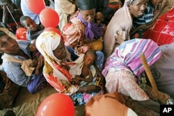 Des mamans attendant dans un dispensaire du Camp de Seyidka, à Mogadiscio