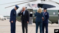 9 Haziran 2021 - ABD Başkanı Joe Biden ilk Avrupa ziyaretini gerçekleştirmek üzere Andrews Hava Üssü'nde Air Force uçağına binmeyi beklerken ağustos böceklerine maruz kaldı