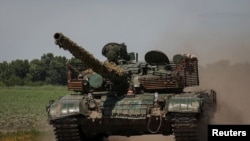Ukrajinski vojnici voze se u tenku blizu linije fronta u oblasti Donjecka