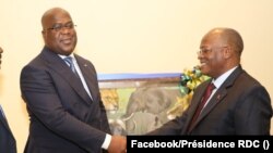 Président Félix Tshsiekedi (G) ya RDC apesi mbote na mokoni wa ye ya Tanzanie John Magufuli (D) na Dar es Salam, Tanzanie, 18 août 2019. (Facebook/Prsident RDC)