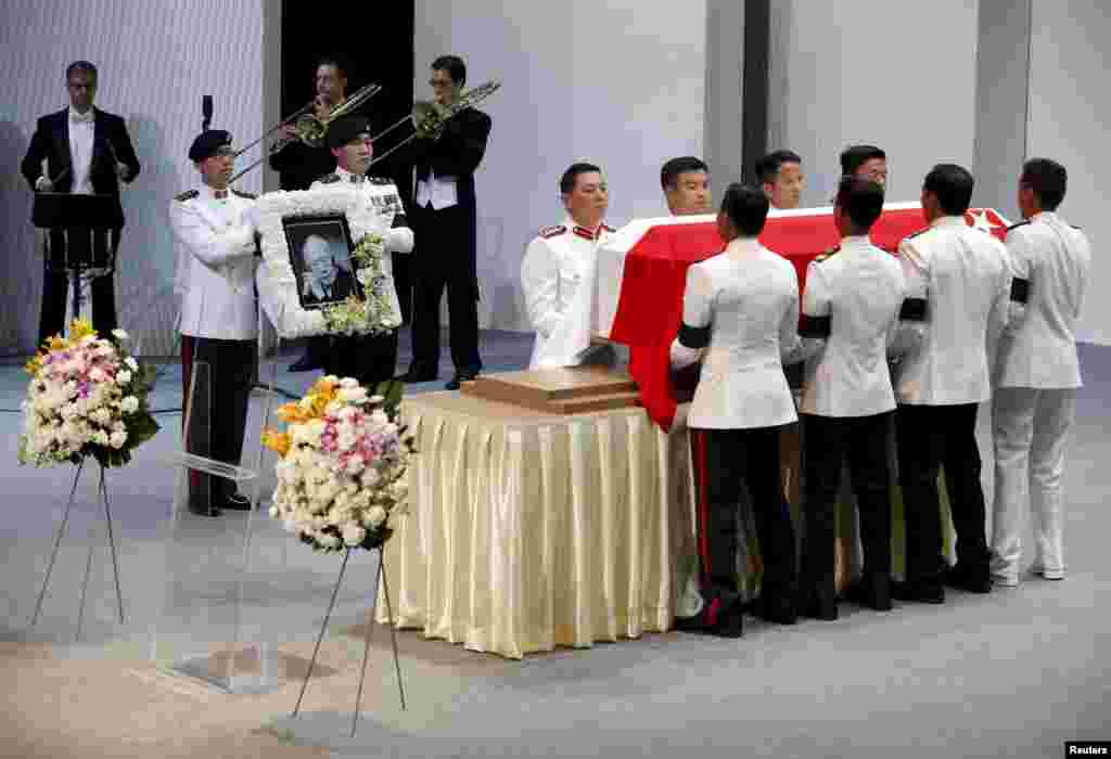 Pallbearers carry the casket of former leader Lee Kuan Yew as they depart for the final journey to the crematorium at the University Cultural Center at the National University of Singapore, March 29, 2015.