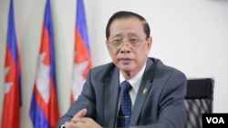 Sok Eysan, a spokesman and lawmaker of Cambodian's People Party, talks to VOA Khmer at his office at CPP's headquarters in Phnom Penh, Cambodia, October 12, 2016. (Hean Socheata/ VOA Khmer)