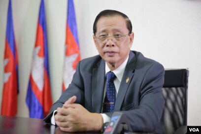 លោក សុខ ឥសាន អ្នកនាំពាក្យគណបក្សប្រជាជនកម្ពុជា ផ្តល់បទសម្ភាសន៍ជាមួយ VOA នៅឯទីស្នាក់ការគណបក្ស ក្នុងរាជធានីភ្នំពេញ កាលពីថ្ងៃទី១២ ខែតុលា ឆ្នាំ២០១៦។ (ហ៊ាន សុជាតា/VOA)