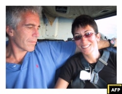 Sosialita Inggris Ghislaine Maxwell (kiri) dan pemodal asal AS Jeffrey Epstein. (Foto: Handout/US District Court for the Southern District of New York/AFP)