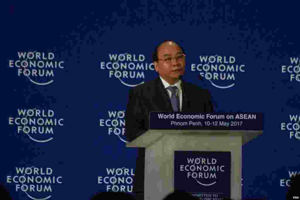 Vietnamese Prime Minister Nguye Xuan Phuc delivers a speech on the Opening Plenary: 50 Year Young, in World Economic Forum on ASEAN, in Phnom Penh, May 11, 2017. (Hean Socheata/VOA Khmer)