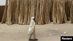 Une jeune fille marche dans le desert près de la ville d'Agadez, Niger, le 25 mai 2015.
