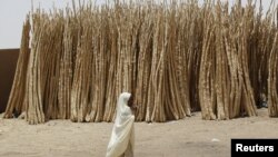 Une jeune fille marche dans le desert près de la ville de Agadez, Niger, le 25 mai 2015.