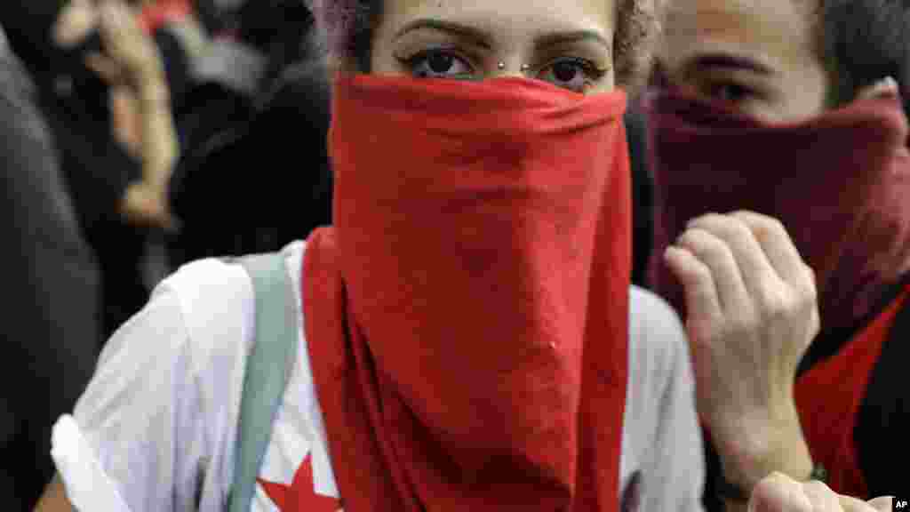 Un manifestant a couvert son visage, au Brésil, 2 août 2016.