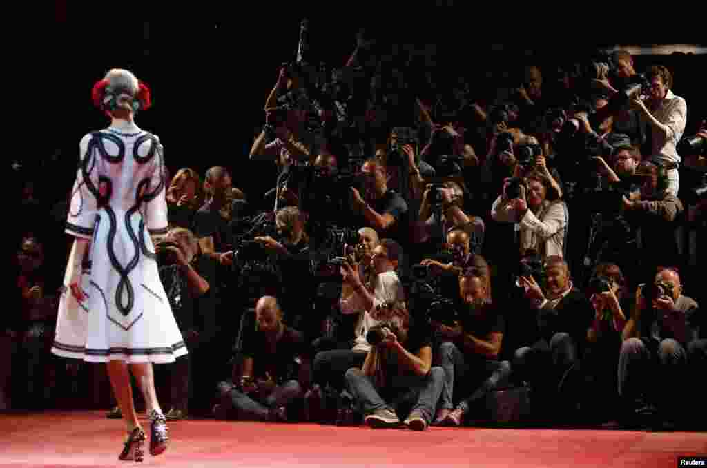 이탈리아 밀란에서 열린 &#39;2015 봄/여름 돌체 &amp; 가바나&#39; 패션쇼에서 한 모델이 포즈를 취하고 있다. 