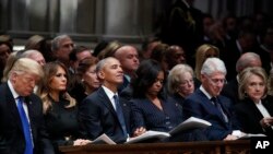 El presidente Donald Trump, la primera dama Melania Trump, el expresidente Barack Obama, Michelle Obama, el expresidente Bill Clinton y la exsecretaria de Estado Hillary Clinton en el funeral de estado del ex presidente George H.W. Bush en la Catedral Nacional de Washington. 