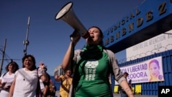 Foto de archivo. Mujeres protestan exigiendo que el gobierno libere a las presas por abortar, en San Salvador, El Salvador.