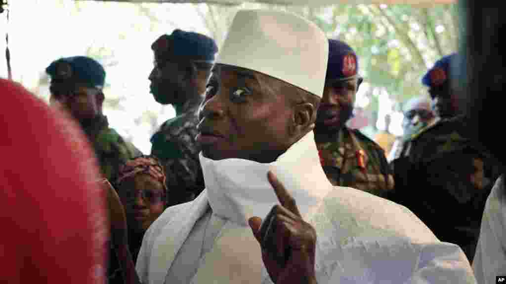 Le président de la Gambie, Yahya Jammeh, montre son doigt avant de voter à Banjul, en Gambie, le 1er décembre 2016.