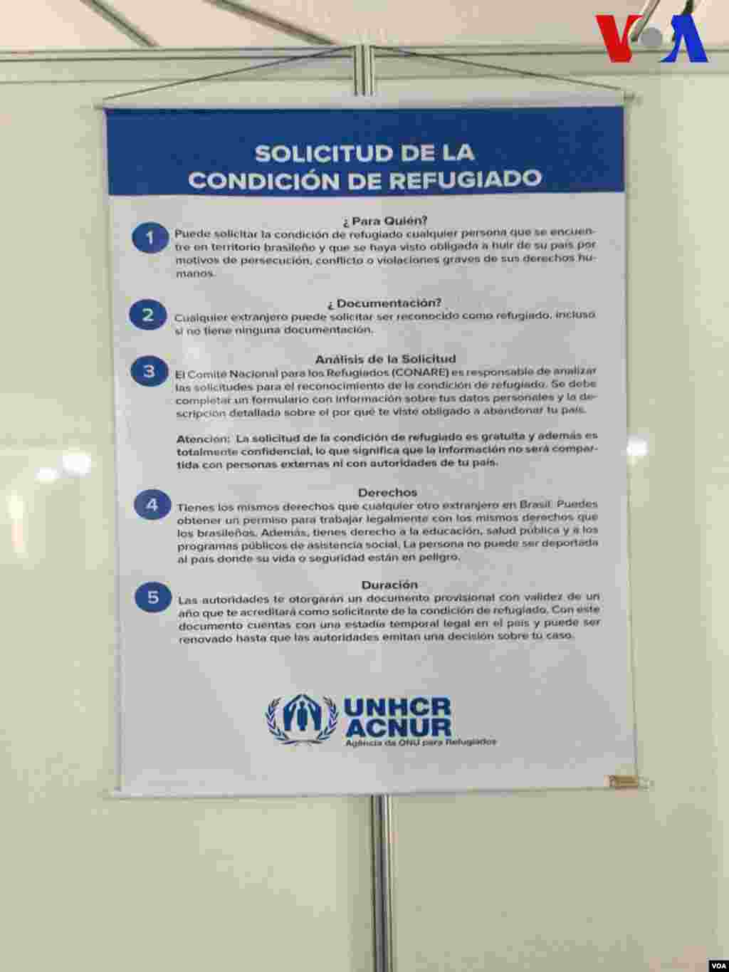 Carteles dentro del centro de recepción de migrantes, administrado por ACNUR, en Pacaraima, Brasil. Foto: Celia Mendoza - VOA.