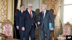 Wezîrê Derve yê Fransa Jean-Marc Ayrault p hevtayê wî yê Almanî Frank-Walter Steinmeier