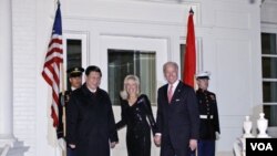 Wapres AS Joe Biden dan isterinya, Jill Biden menyambut Wapres Tiongkok Xi Jinping pada acara makan malam di Washington (14/2).