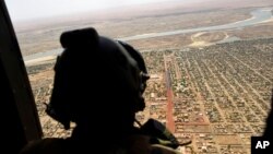 Un soldat français se tient à l'intérieur d'un hélicoptère militaire à Gao, dans le nord du Mali, le 19 mai 2017.