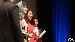 آیدا پناهنده کارگردان فیلم ناهید در مراسم دریافت جایزه 