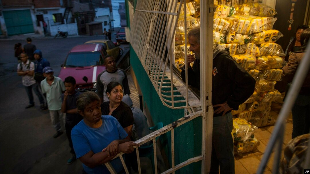 Habitantes del distrito Catia, en Caracas, esperan para recibir las bolsas de comida subsidiada por el gobierno en disputa de Nicolás Maduro, conocidas como CLAP, el 31 de enero del 2019. 