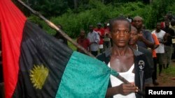 Un homme porte un drapeau pro-Biafra lors d'un défilé dans le village de Ekwe, près de Enugu, au sud-est du Nigeria.