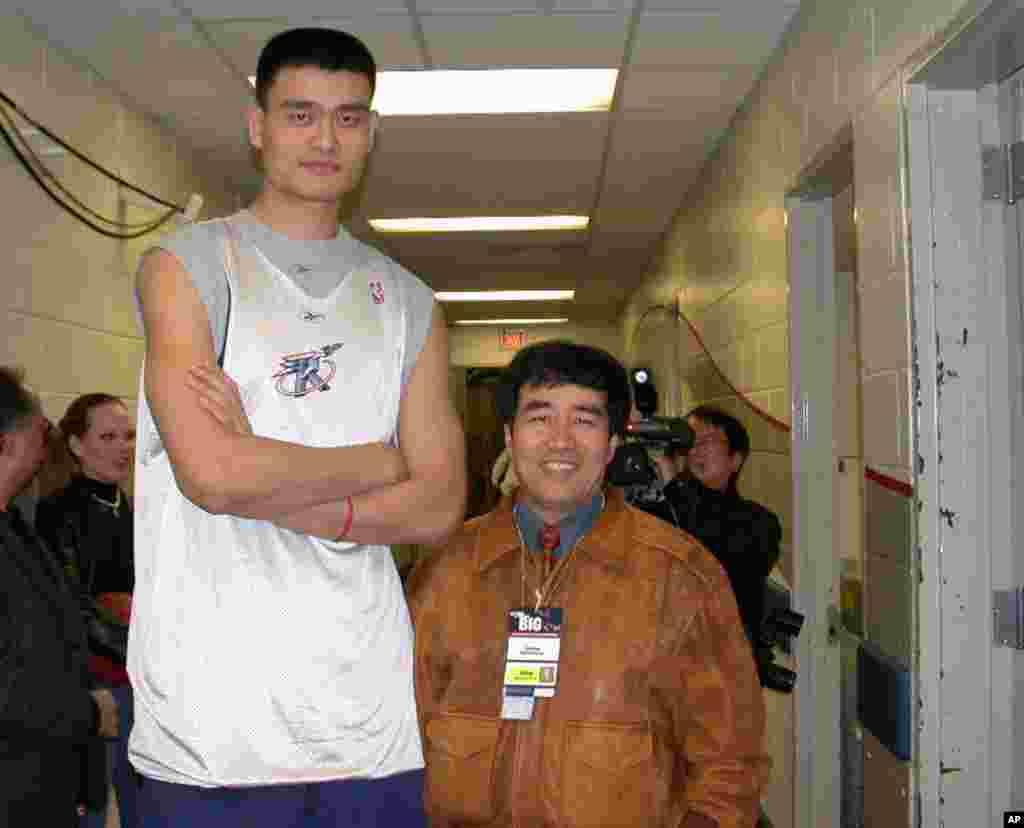 美国之音中文部记者休斯顿采访姚明(2003年)