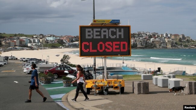 澳大利亚悉尼的邦迪海滩竖起“海滩关闭”标志，该海滩仍处于关闭状态，以防止冠状病毒病传播。（2020年4月1日）