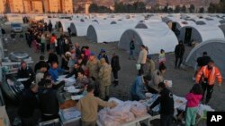 Người dân mất hết nhà cửa trong trận động đất sắp hàng nhận thức ăn tại một trại tạm trú ở thành phố Iskenderun, miền nam Thổ Nhĩ Kỳ, ngày 14/2/2023.