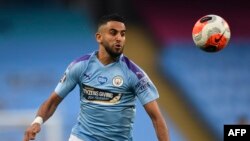 Le milieu de terrain algérien de Manchester City, Riyad Mahrez, court après le ballon lors du match de football de Premier League anglaise entre Manchester City et Arsenal au stade Etihad de Manchester, dans le nord-ouest de l'Angleterre, le 17 juin 2020