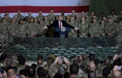 Presiden AS Donald Trump berbicara kepada pasukan selama kunjungan kejutan hari Thanksgiving di Lapangan Udara Bagram, pada 28 November 2019 di Afghanistan. (Foto: AFP/Olivier Douliery)