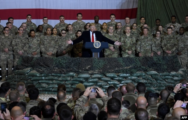 Presiden AS Donald Trump berbicara kepada pasukan selama kunjungan kejutan hari Thanksgiving di Lapangan Udara Bagram, pada 28 November 2019 di Afghanistan. (Foto: AFP/Olivier Douliery)