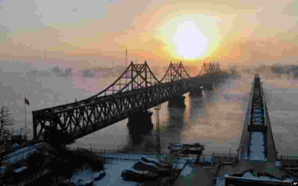 晨霧中的鴨綠江大橋，對岸為北韓新義州