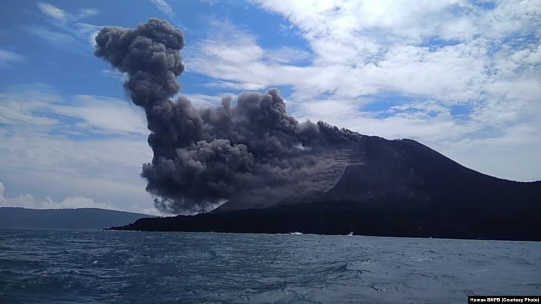Erupsi Gunung Anak Krakatau di Selat Sunda, 21 Juni 2018. (Foto: BNPB).