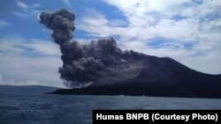 Erupsi Gunung Anak Krakatau di Selat Sunda, Lampung, 21 Juni 2018. (Foto: BNPB)