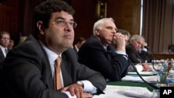 Neal Wolin (à esquerda) sub-secretário americano do Tesouro 