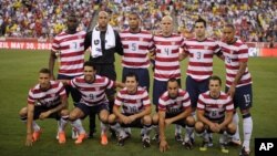 Đội tuyển Quốc gia Hoa Kỳ chụp hình trước một trận giao hữu quốc tế với đội tuyển Brazil, tại Landover, Md., 30/5/2012