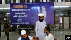 지난 12일 파키스탄 라호르 이슬람 대학에서 신종 코로나바이러스 백신 접종이 실시됐다.