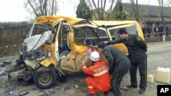 甘肅省慶陽市正寧縣的一輛擁擠校車11月16日發生特大交通事故，救援人員和警方正
在檢查此校車