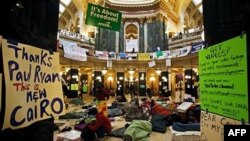 Protivnici guvenerovog zakona spavaju na podu u zgradi državne skupštine u Medisonu, u državi Viskonsin, na početku desetog dana protesta, 24. februara 2011.