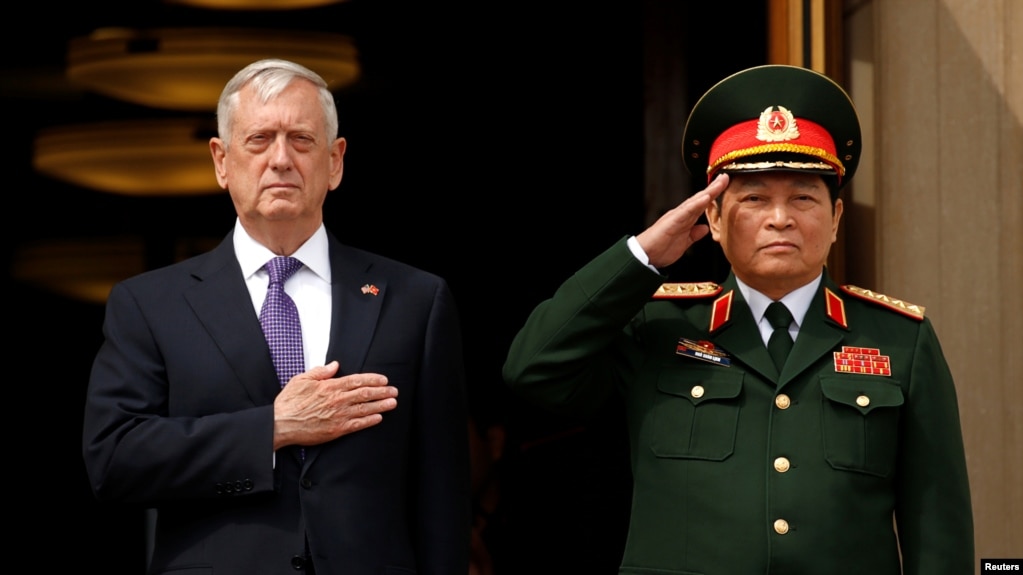 Bộ trưởng Quốc phòng Mỹ Jim Mattis và Bộ trưởng Quốc phòng Việt Nam Ngô Xuân Lịch, ngày 8/8/2017 tại Ngũ Giác Đài.