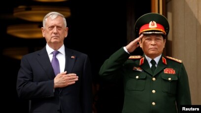 Ông Mattis đón Bộ trưởng Quốc phòng Việt Nam Ngô Xuân Lịch hồi năm ngoái.