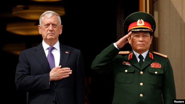 Ông Mattis đón Bộ trưởng Quốc phòng Việt Nam Ngô Xuân Lịch hồi năm ngoái.