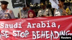 Para TKI melakukan aksi protes menuntut dihapuskannya hukuman mati (pancung) dalam aksi di depan Kedutaan Arab Saudi di Jakarta (foto: ilustrasi).